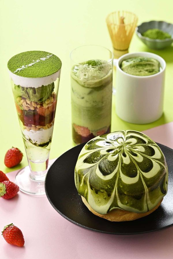 手前「イシヤパンケーキ 宇治抹茶と北海道いちご」1600円、左奥「パフェ 宇治抹茶と北海道いちご」1600円、右奥「いちご抹茶ラテ（ホット/アイス）」680円