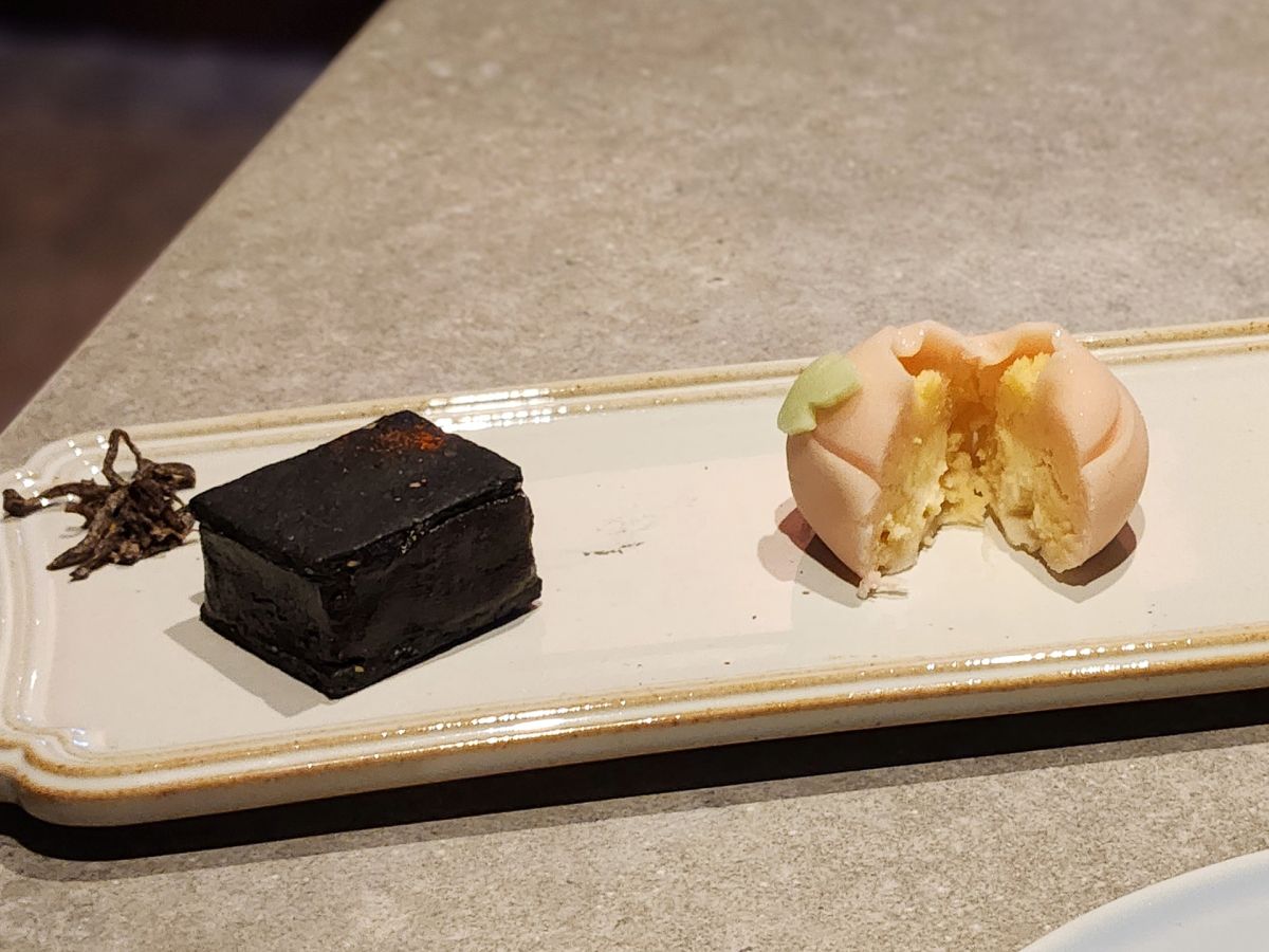 和菓子（左）「来る暮れ。」　練り切り（右）「 嬉々」（芍薬）。