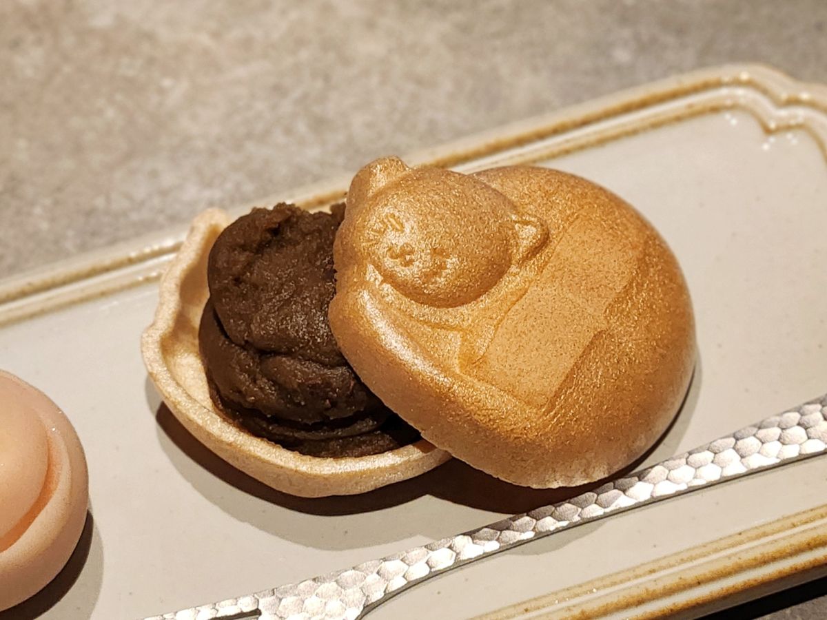 ねこもなか（ほうじ茶カカオ餡）。