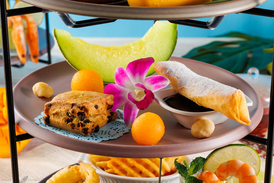 中段／チョコチップスコーン ＃焼きたて、揚げバナナ チョコシロップ添え ＃春巻き、メロン ＃カラフル