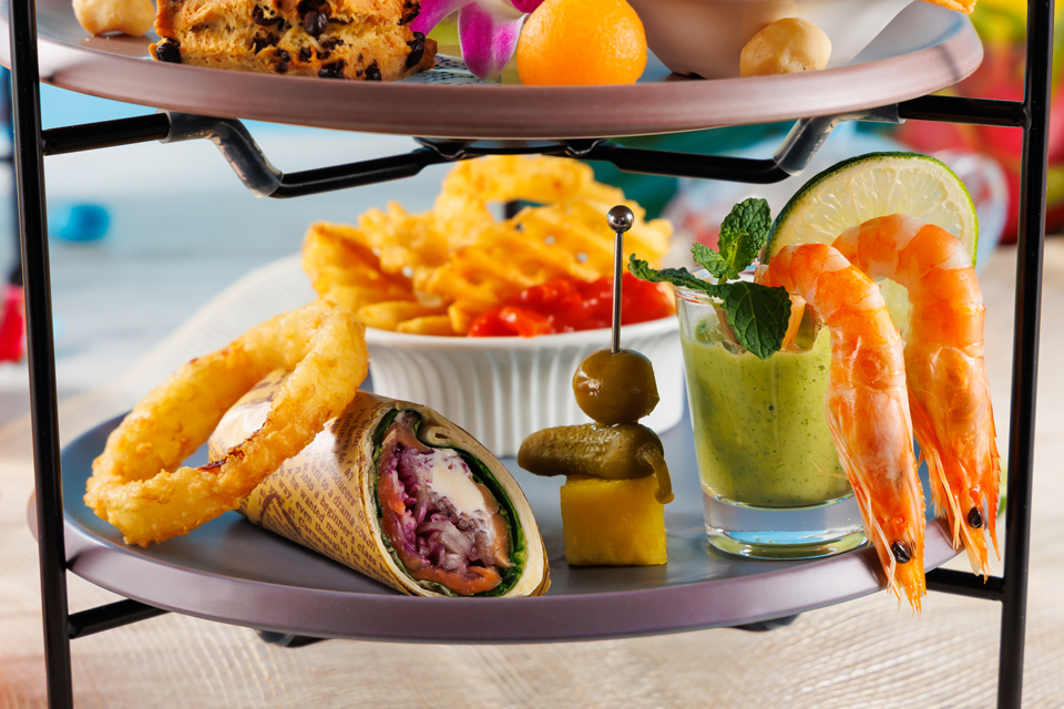 下段／スモークサーモンとクリームチーズのトルティーヤ ＃ラップサンド、シュリンプを添えたメロンとアボカドの冷製スープ ＃ガスパチョ、パイナップルのピクルス＆オリーブマリネ ＃ピンチョス、フライドポテト＆オニオンリング ＃サルサソース