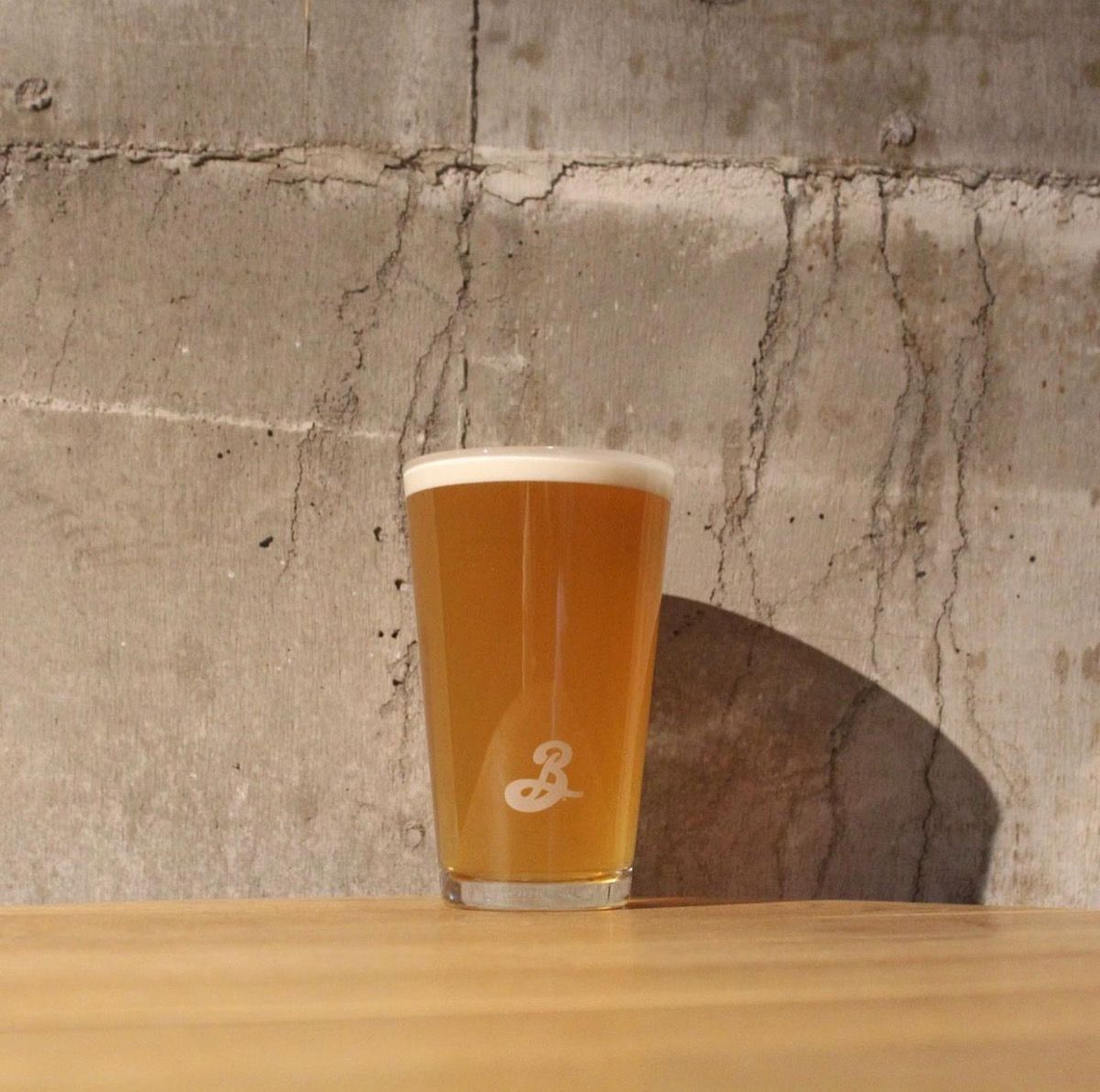 ここでしか味わえない直輸入のビール「ブルックリンパルプアート」レギュラーサイズ1400円、パイントサイズ1700円