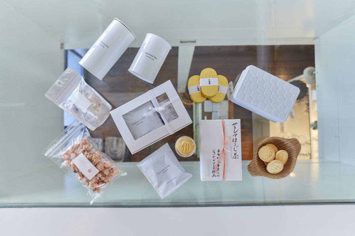 嵐山クッキー（筒入り）550円、缶入り2200円、サラシアほうじ茶1080円、特選ほうじ茶缶730円、さくらしぐれ490円、招き入浴両（発泡バスボム3個入り）900円など