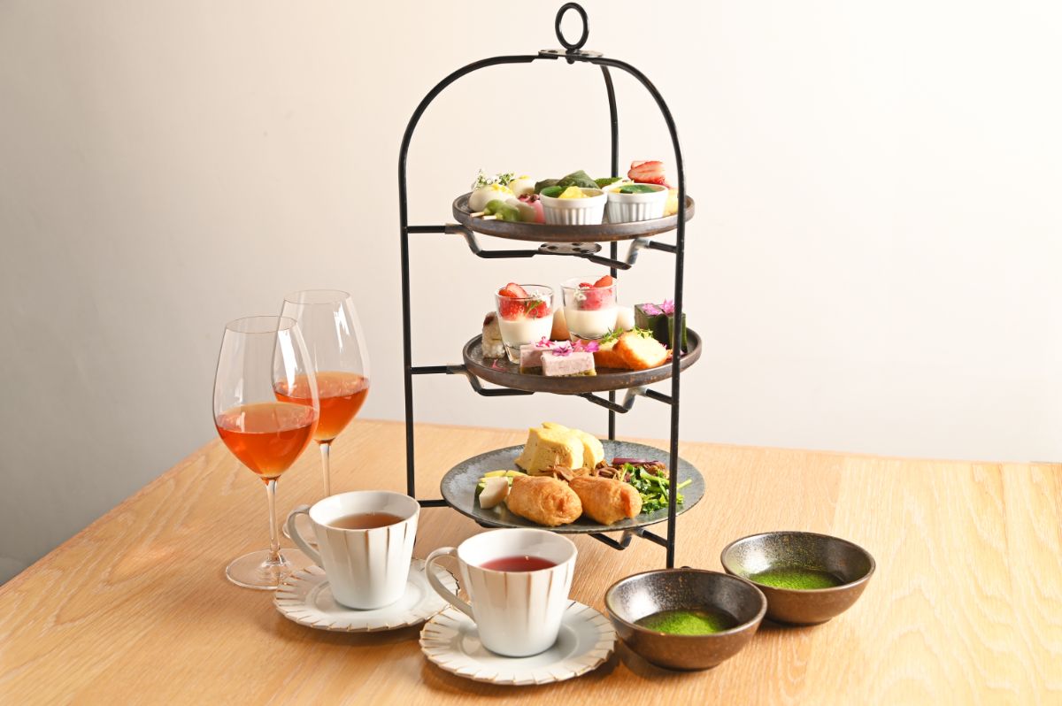 アフタヌーンティー「茶宴」月〜金曜4000円、土・日曜、祝日4200円（要予約、写真は2023年4月提供のものとなります）※カフェタイムのみ提供