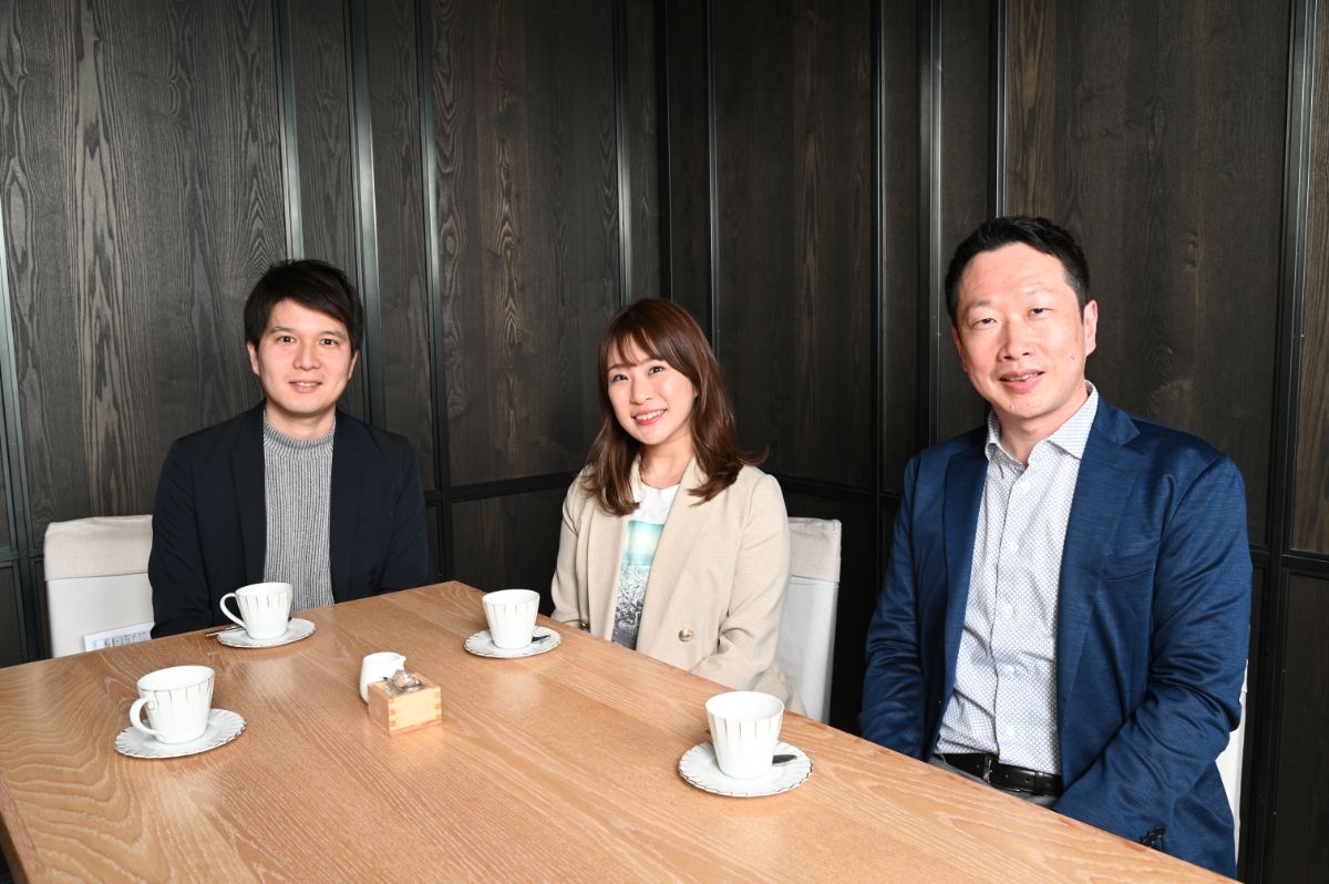 セゾン投信メンバーは、写真右から園部社長、内田美晴さん、山根尚之さん