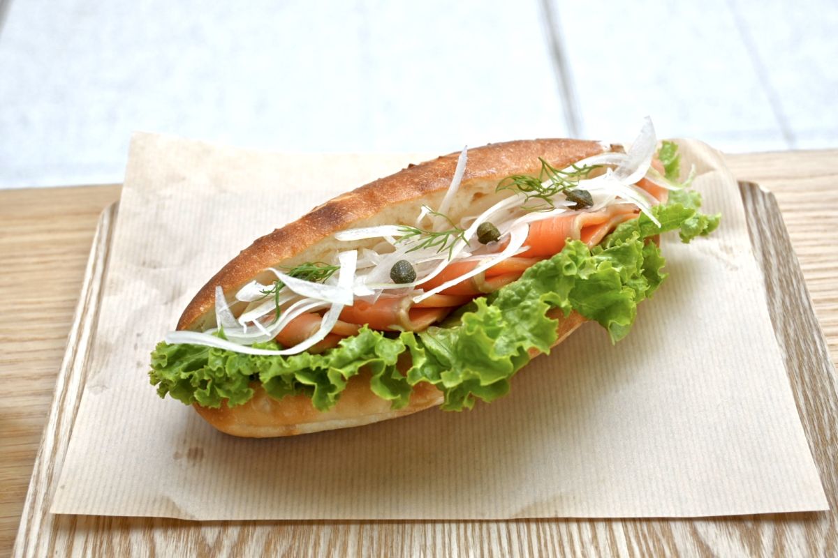 「サーモンサンド」605円（テイクアウト）/617円（イートイン）
