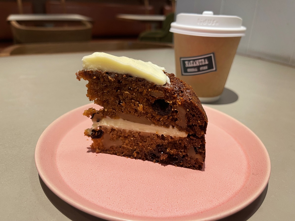 写真左から「キャロットケーキ」520円、「ホットコーヒー」550円