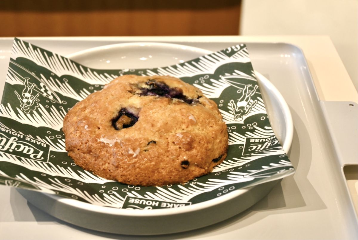 「ブルーベリークリームチーズスコーン」400円