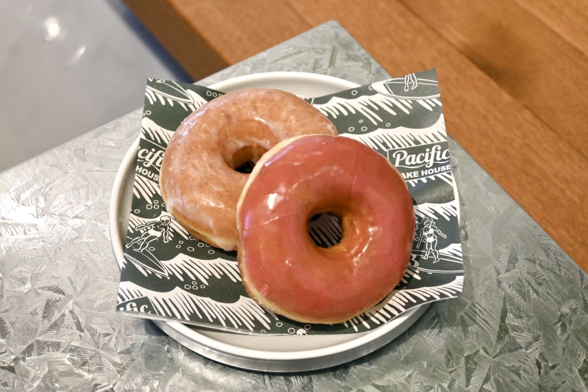 「ドーナッツ ハワイアンソルト」380円（写真奥）と「ドーナッツ ラズベリー」380円（同手前）