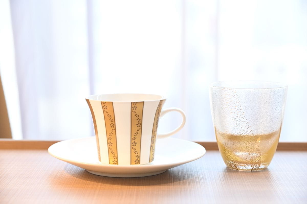 「箔座 金箔ルーム」は、グラス、コーヒーカップ、スツールなどの箔座オリジナルアイテムを常備。