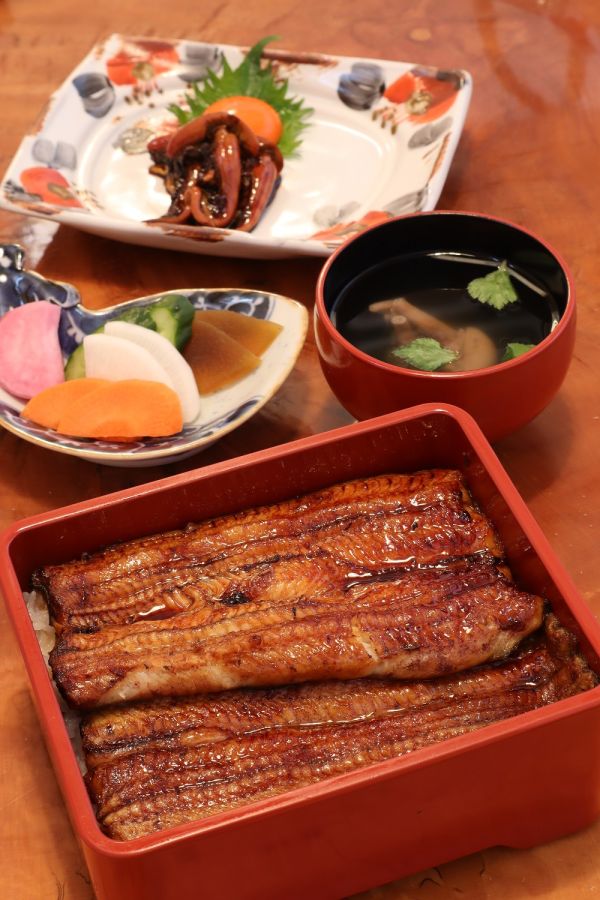 うな重6600円。独自に掘削した地下水で調理している。