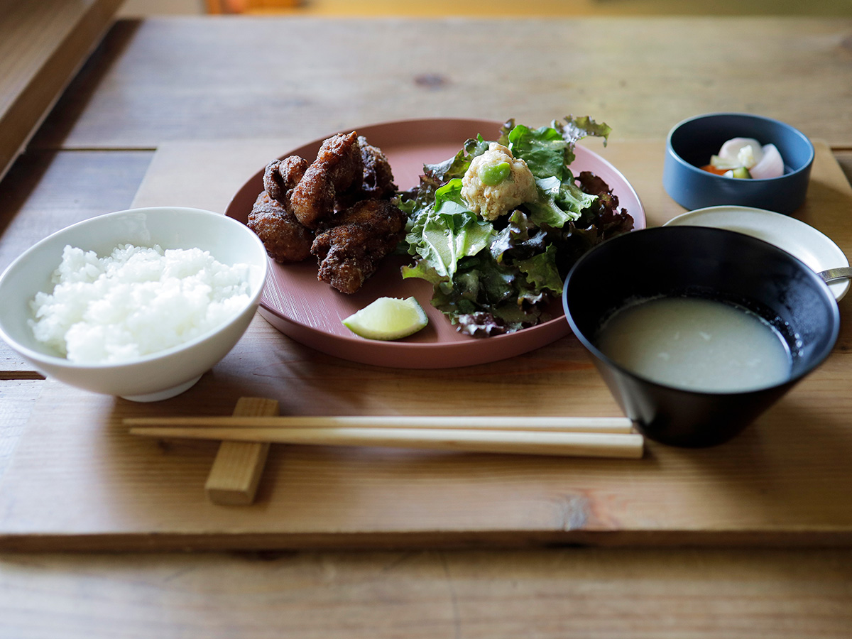 「糀とスパイスの米粉地鶏唐揚げ定食（ドリンク付き）」2310円