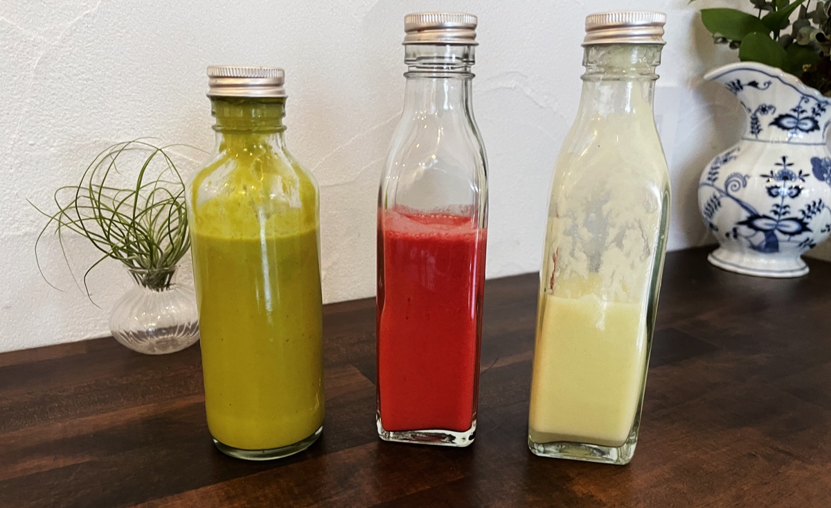 （左から）「バジルのドレッシング」、「ビーツのドレッシング」、「りんごとセロリのドレッシング」※テイクアウトの場合は各200ml入り500円