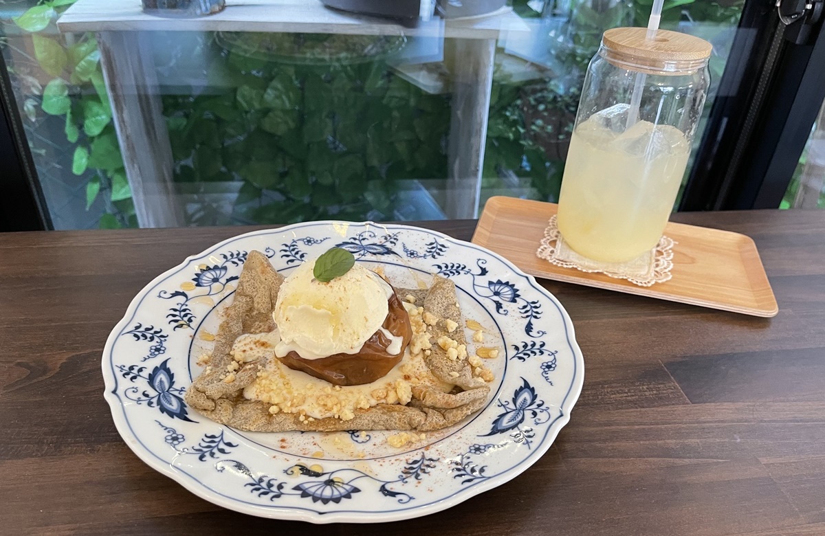 （左から）「まるまるりんごガレット」800円、「グレープフルーツの酵素ドリンク」600円　※食事、ガレットを注文した場合は−200円