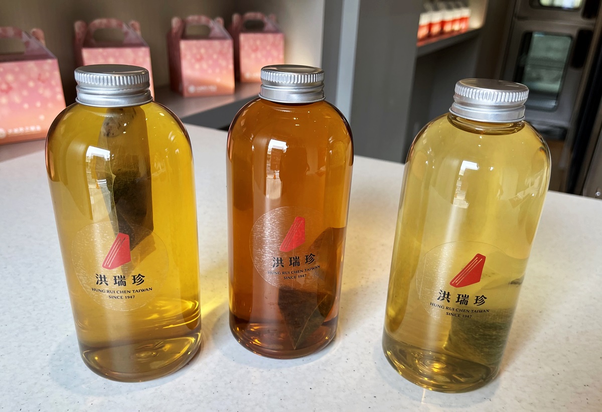(左から)「文山青茶」、「焙香烏龍」、「蜜香紅茶」各500円