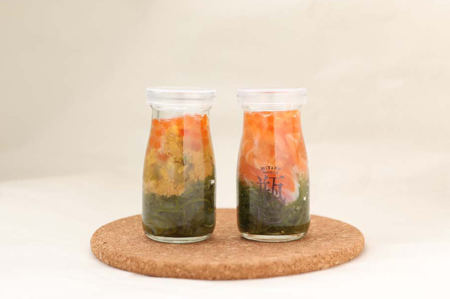 【左】「うにいくら（焼きうに・いくら・めかぶ）」1980円／かけあしの会 古須賀商店【右】「トラウトサーモン（トラウトサーモン・いくら・めかぶ）」1380円／川秀