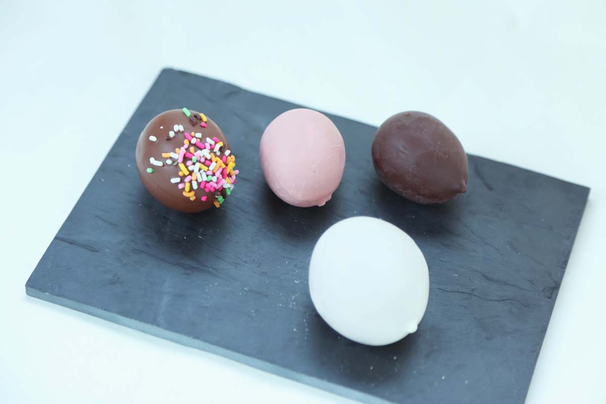 手前：「かもめの玉子」1個162円、奥左：「かもめの玉子 ばなちょ」3個入615円、奥中央：「りんごかもめの玉子」3個入594円、奥右：「かもめのショコらん」3個入594円