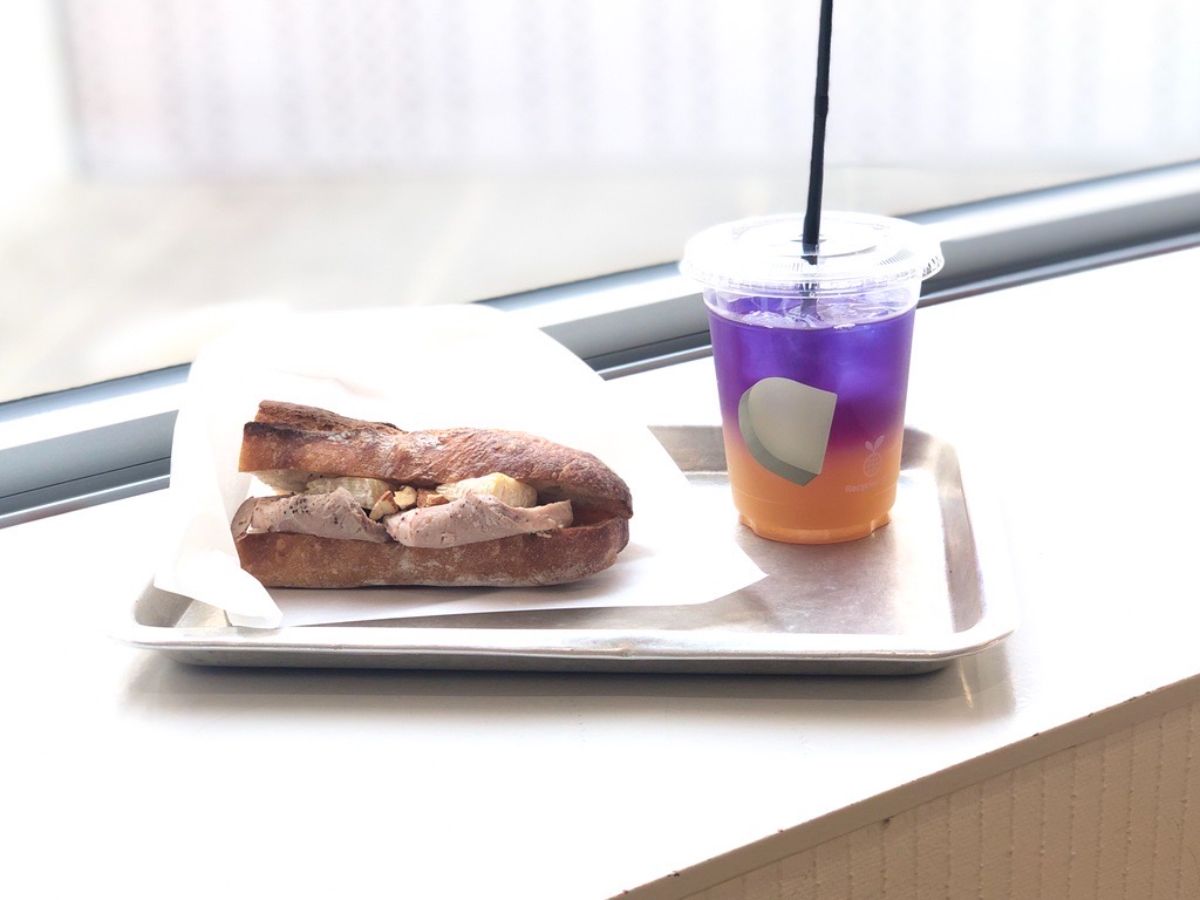 写真左から「チーズとはちみつを重ねた自家製ローストポークサンドイッチ」680円、「蜂蜜とレモンのジャスミンティー」600円