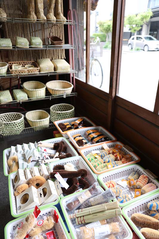 竹製のカゴやザルは1320円～、たわし1個440円～。1万円を超えるものまでさまざま並ぶ
