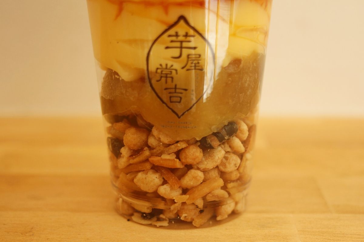 底にはグラノーラと芋けんぴ