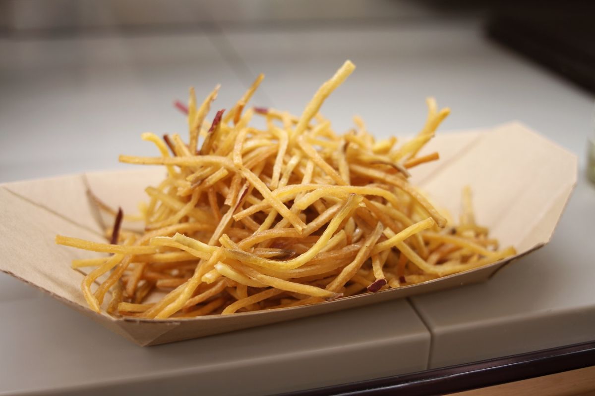 カリカリ食感の「芋けんぴ」M80g 800円、L160g 1000円