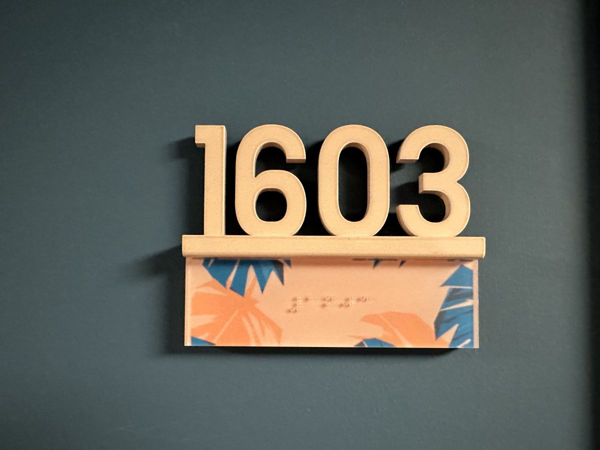 客室前のプレートもおしゃれ。