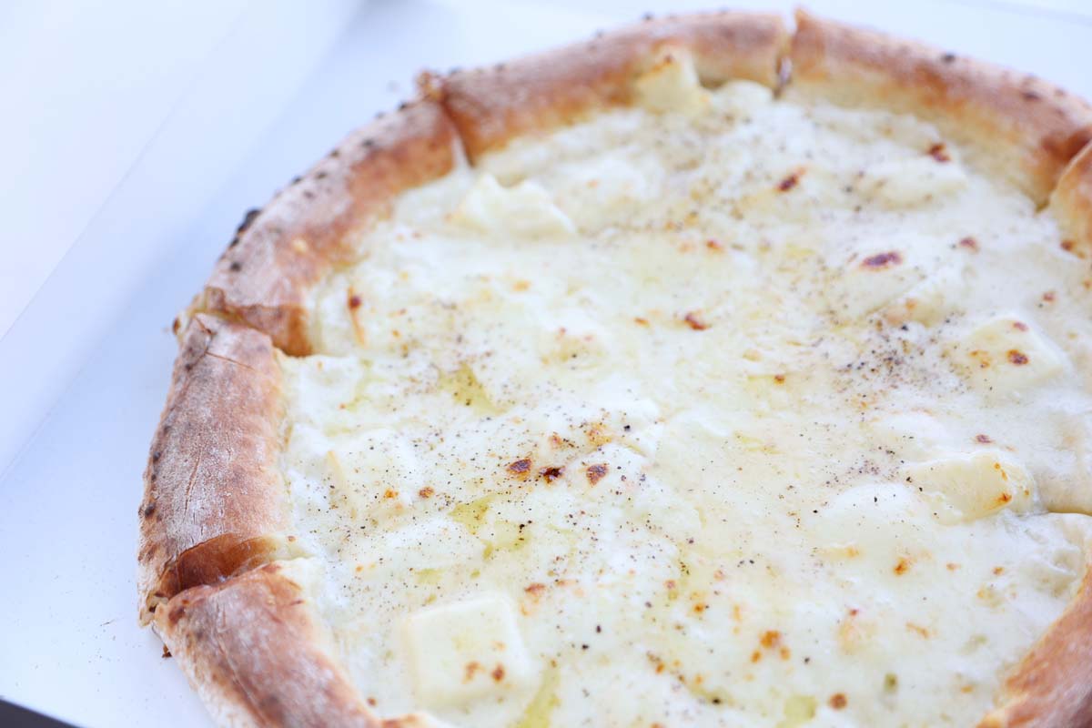 「小岩井4種のチーズピッツァ」（小岩井ファームキッチン）約30cm（2～3人前）2000円