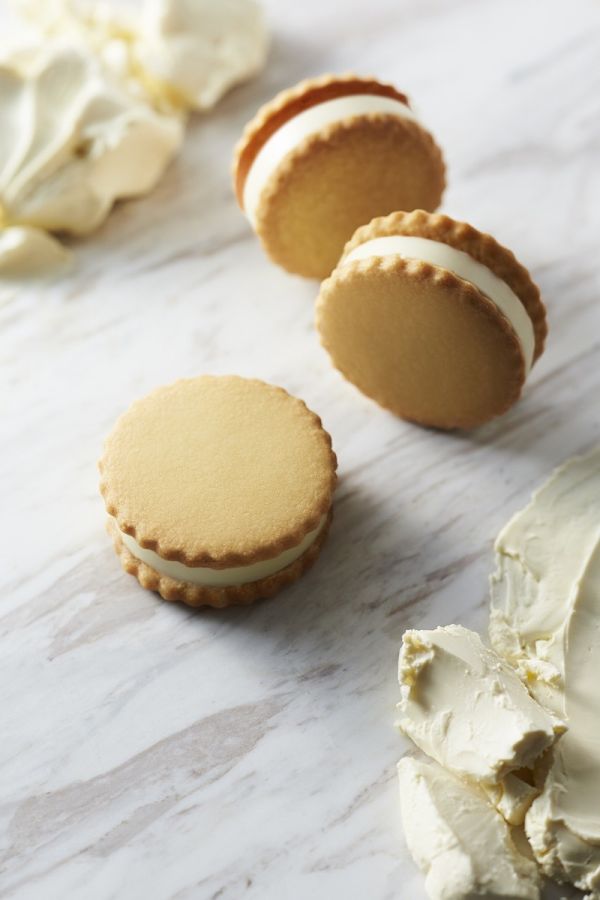 「窯だしサブレのレアチーズサンド」モロゾフ（1個）324円