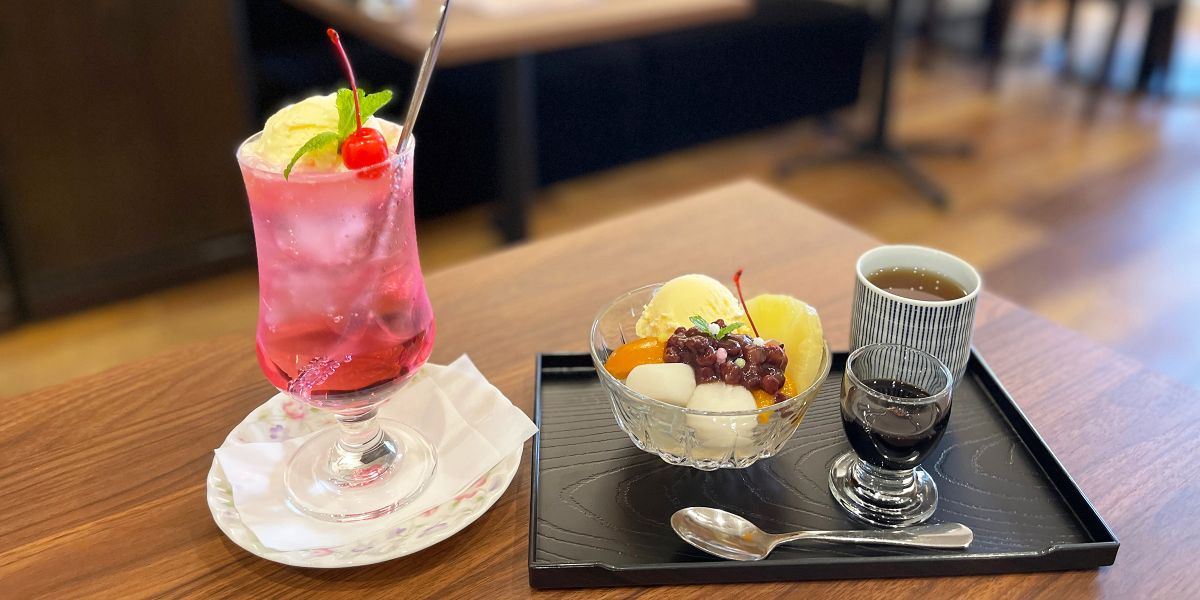 「交流純喫茶なごり」の恋するクリームソーダと夢みるあんみつで昭和レトロを満喫♪