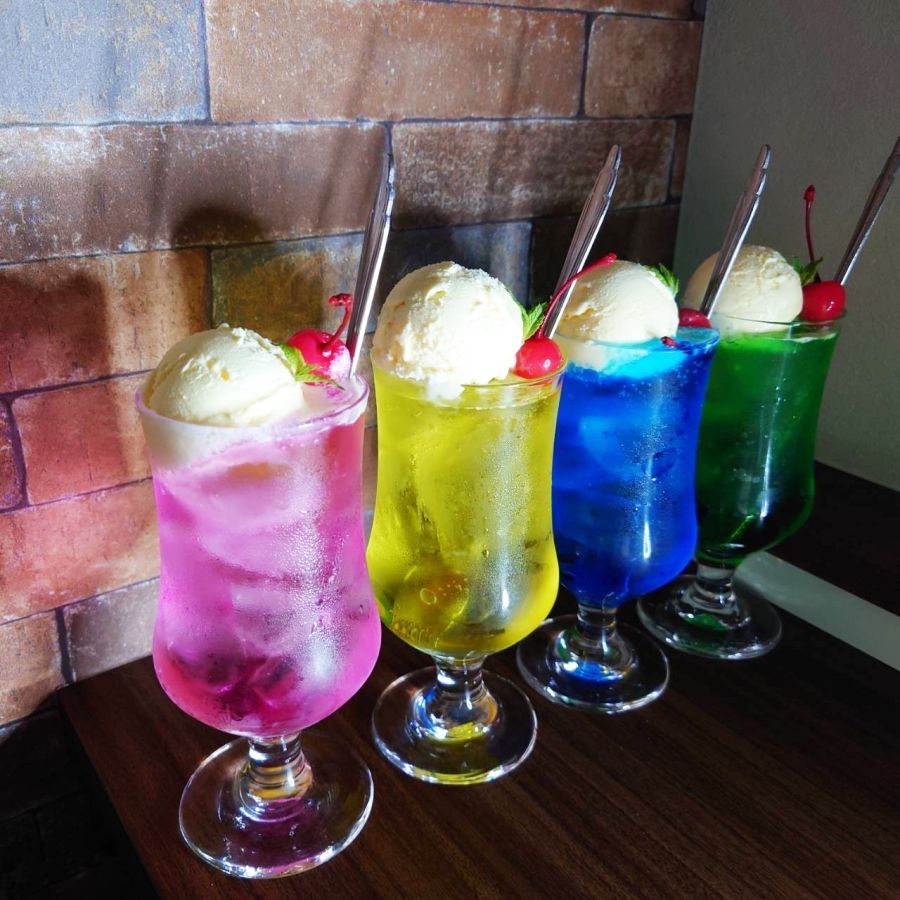 （左から）「恋するクリームソーダ」、「笑顔あふれるクリームソーダ」「青春クリームソーダ」「昭和レトロなクリームソーダ」各620円