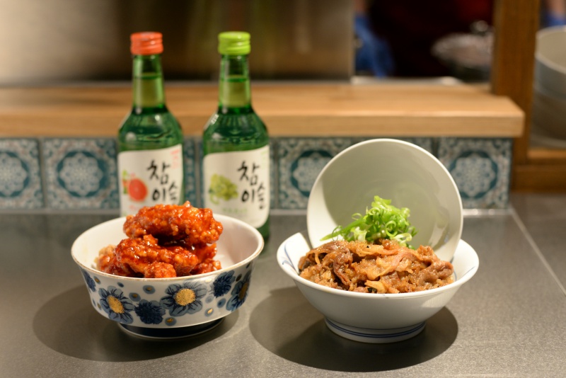 （左）「ヤンニョムチキン」770円、（右）和牛カルビ丼990円