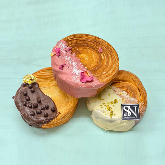 NYロール ピスタチオ＆ヴァニラ、チョコレート＆キャラメル、ストロベリー＆ココナッツ 692円(1個) ※各日各60点限り