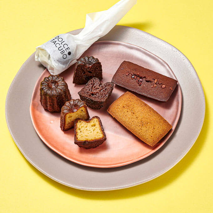 左からカヌレ各種 401円(1個) ※各日30点限定、フィナンシェ各種 401円 ※各日100点限り