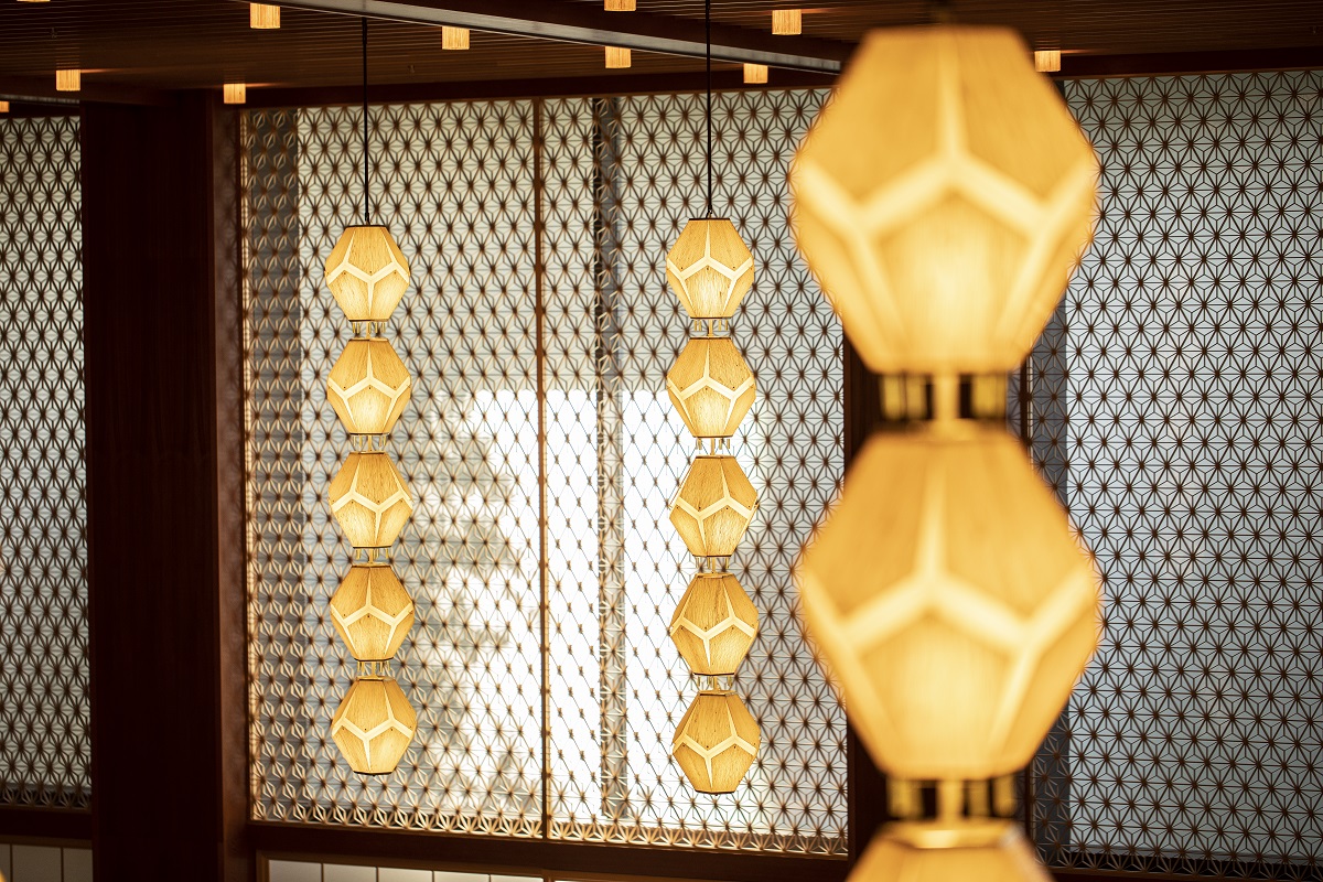 優しい灯りをともすオークラ・ランターン