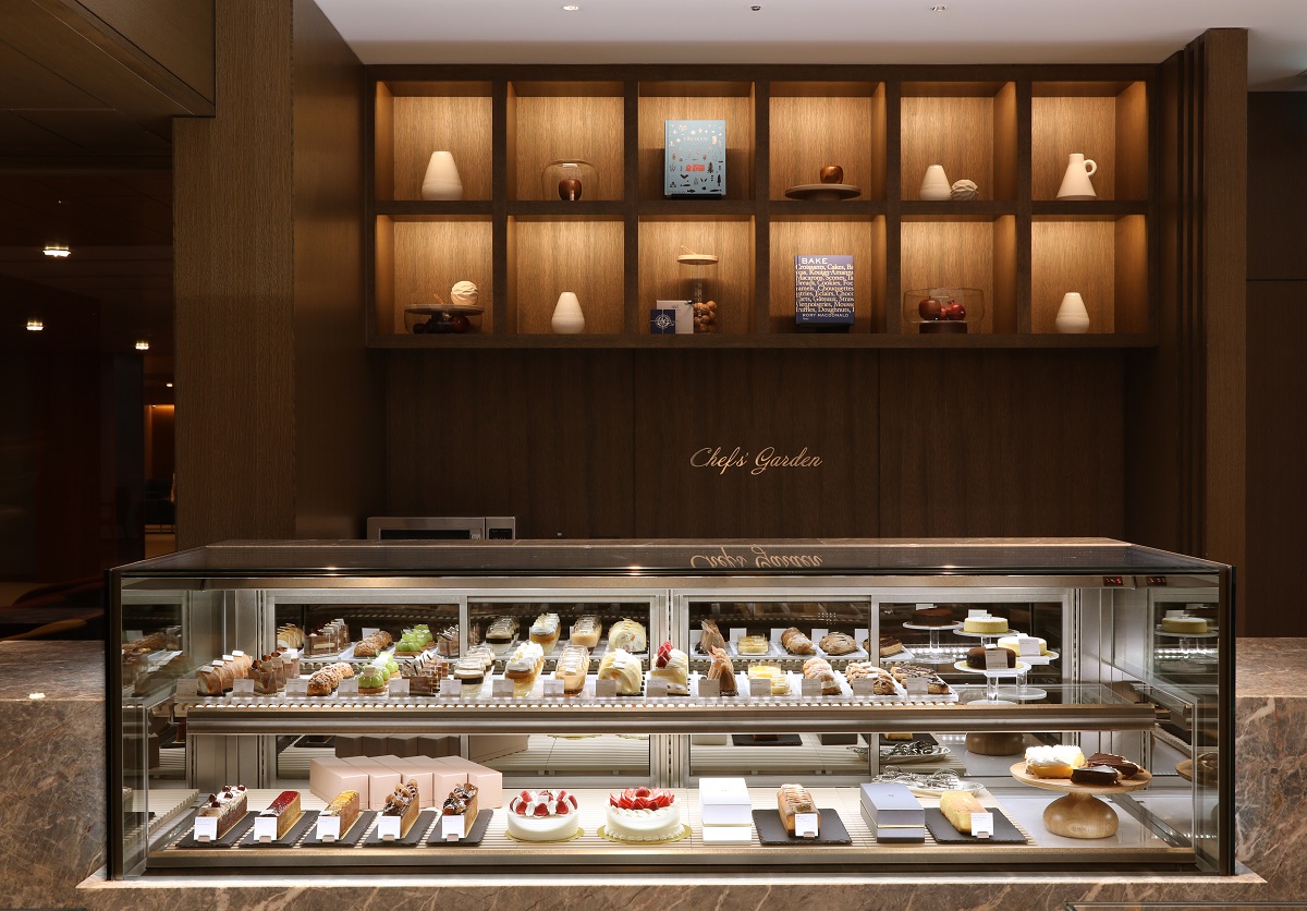 シェフズガーデンのショーケースにはホテルメイドのケーキの数々が