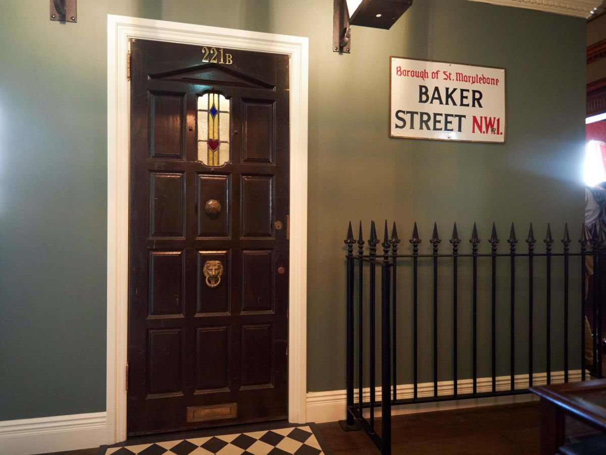 ホームズの部屋をイメージしたというドアには、ヴィクトリア時代の扉を使用