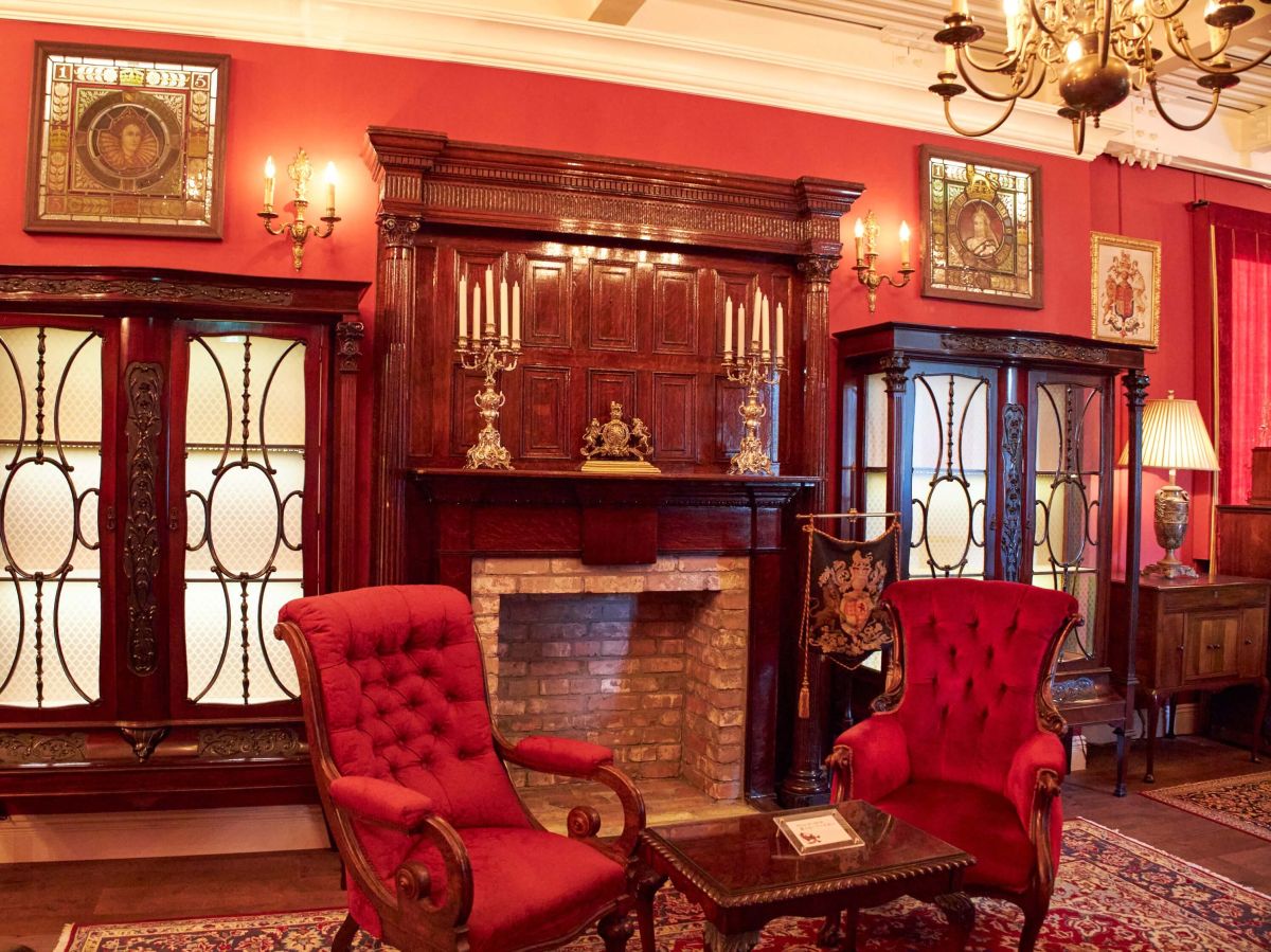 ロンドンのケンジントンから運んできたという約120年前の暖炉