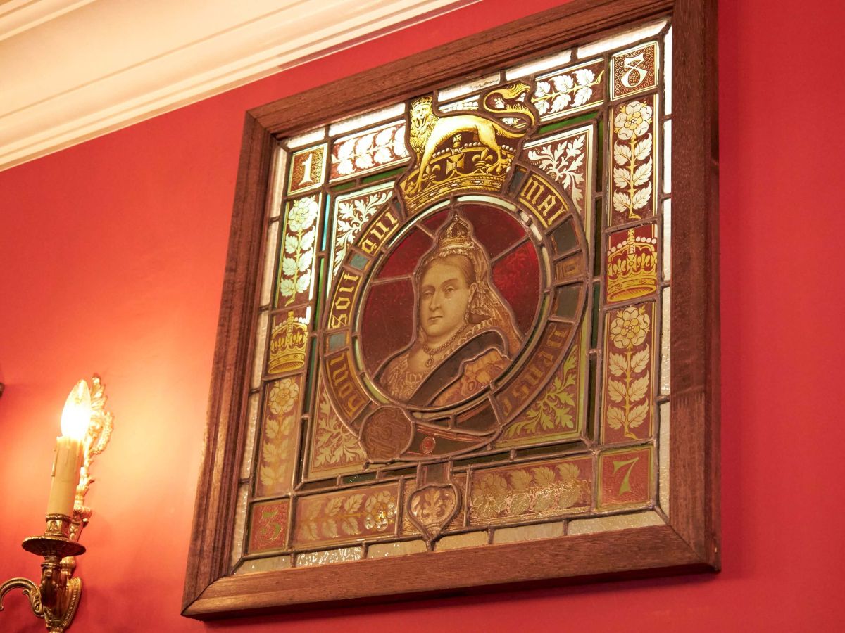ヴィクトリア女王の肖像画をモチーフにしたステンドグラスも