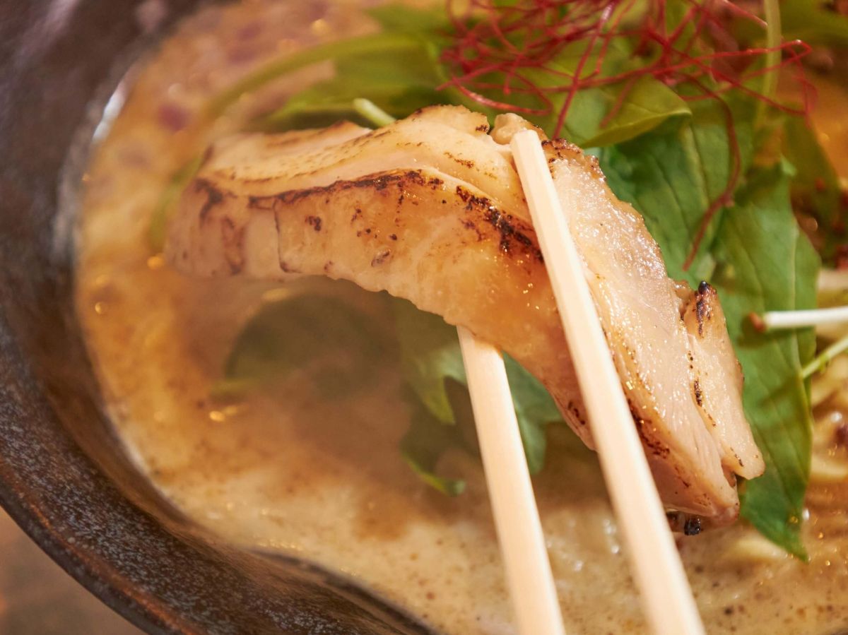 大きくカットされた鶏チャーシューは存在感も抜群