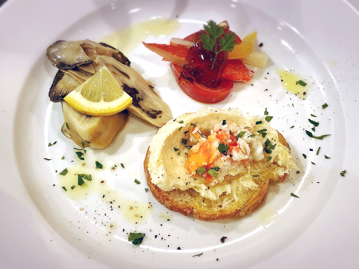 「前菜3種」（左上から時計回りに）「牡蠣のマリネ」、「ピクルスと蟹の燻製」、「バッカラマンテカート」