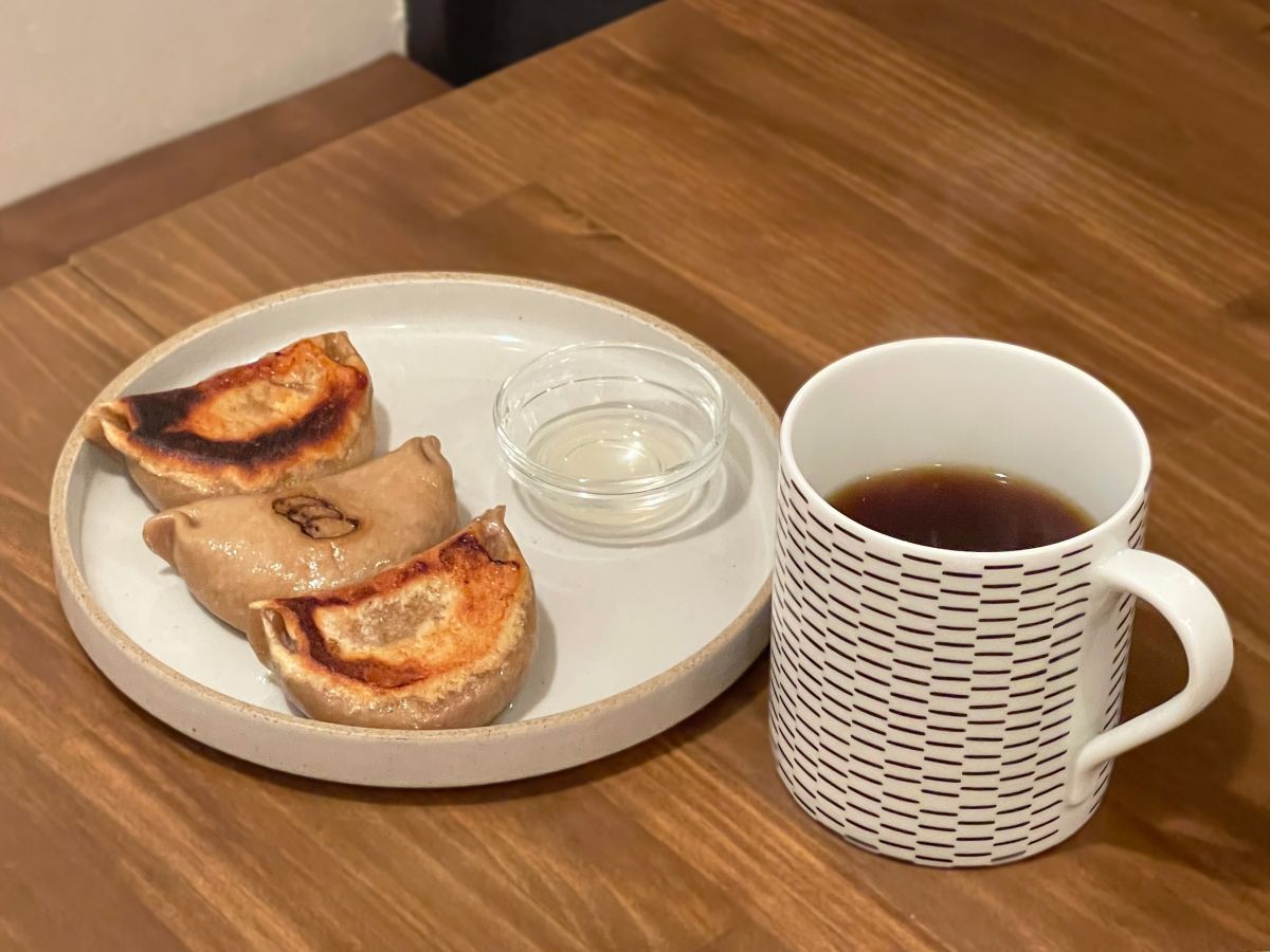 （左から）「GYOFFEE（ギョーフィー）」 500円、「ハンドドリップ 浅煎り」400円