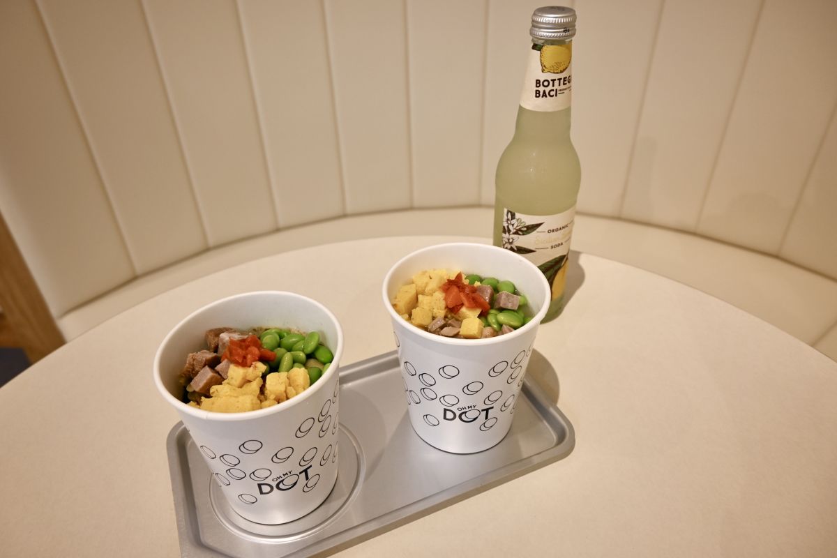 カスタマイズしたスープヌードルと(写真右)「レモンソーダ」500円