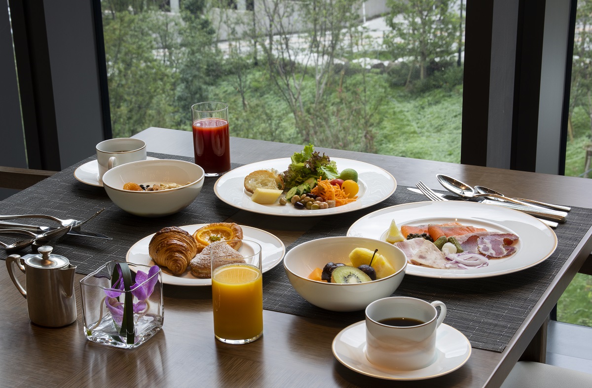 朝日が指し込む店内でぜいたくな朝食タイムが過ごせる