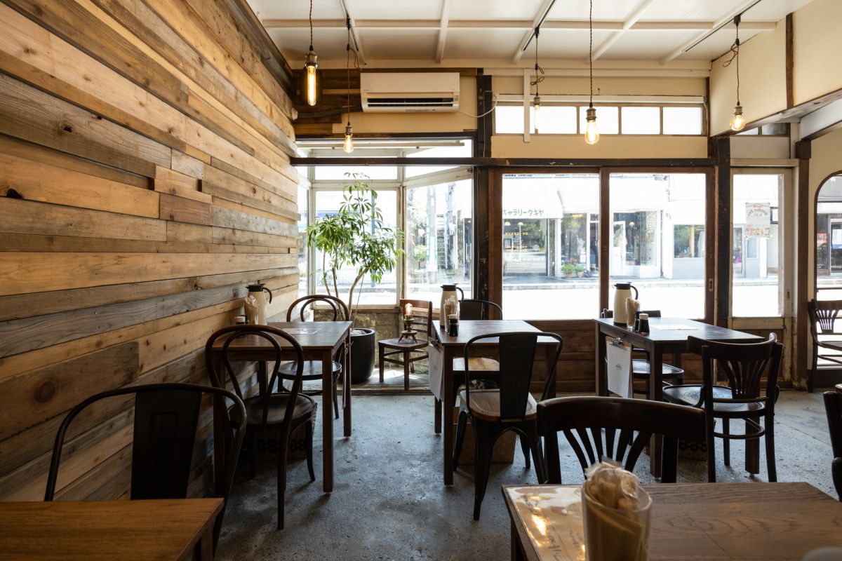 カフェ利用の人も多いという新店の店内