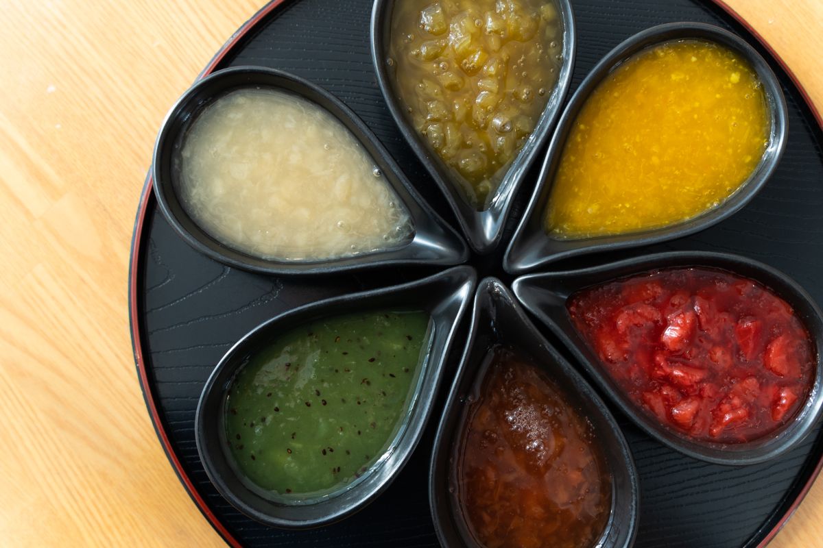 果肉たっぷりのフルーツソースから好みのものを選べる