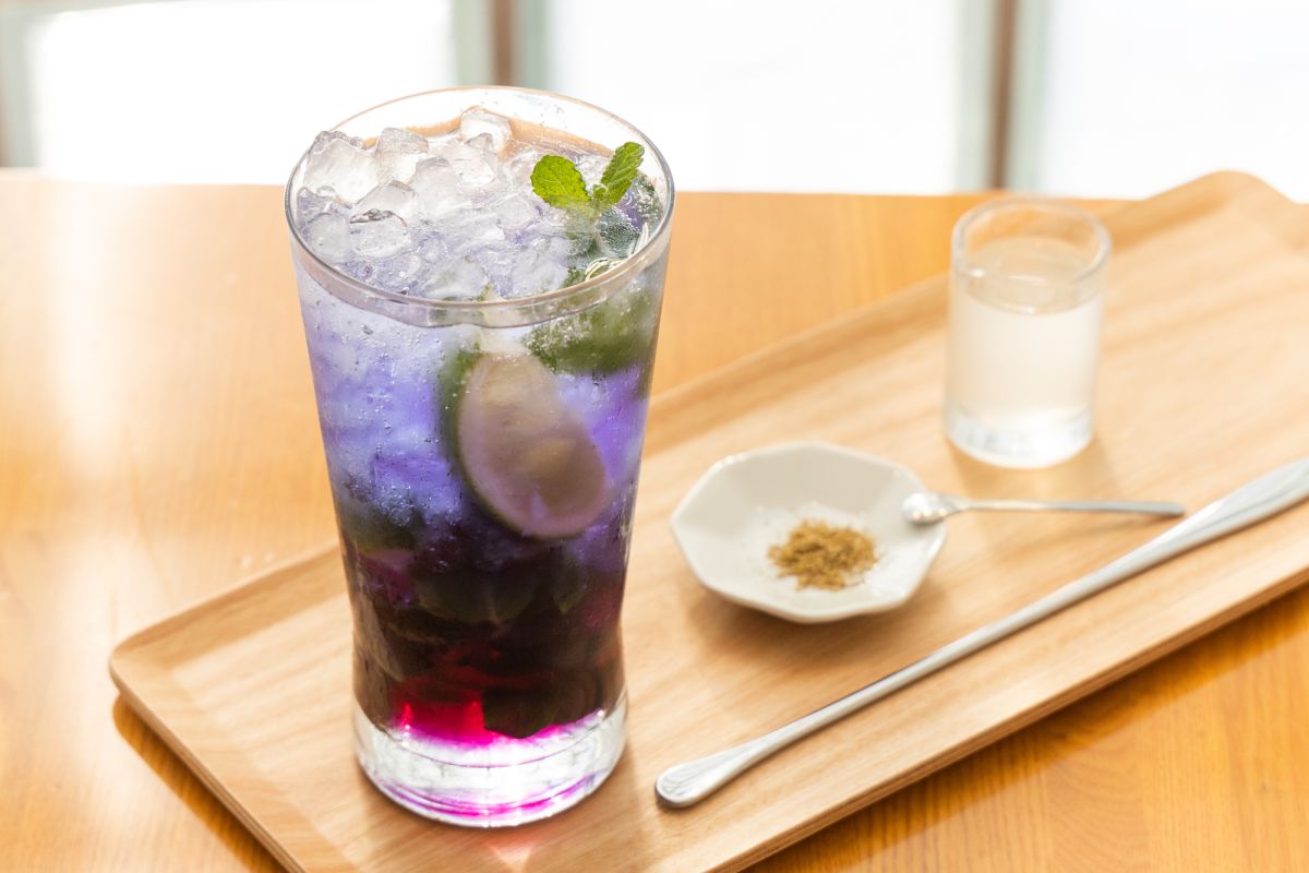 最初は青色から紫色のグラデーション