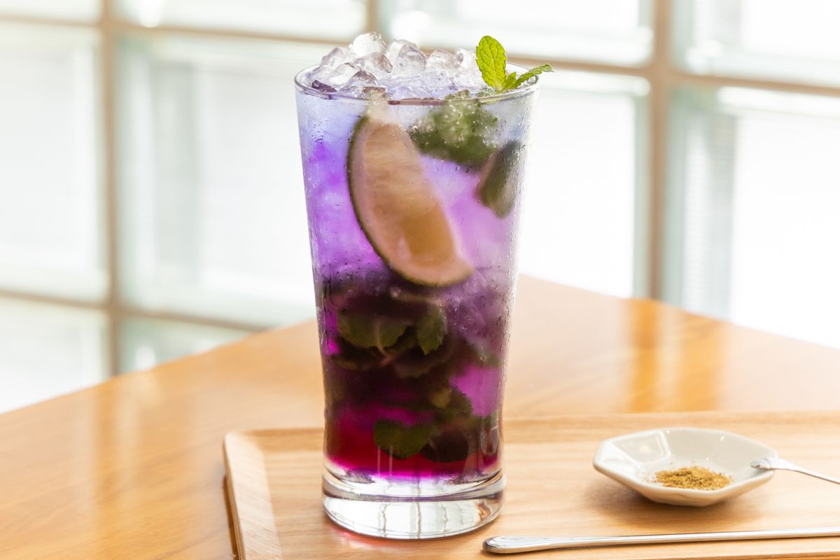 レモンシロップをすべて入れると明るい紫色に