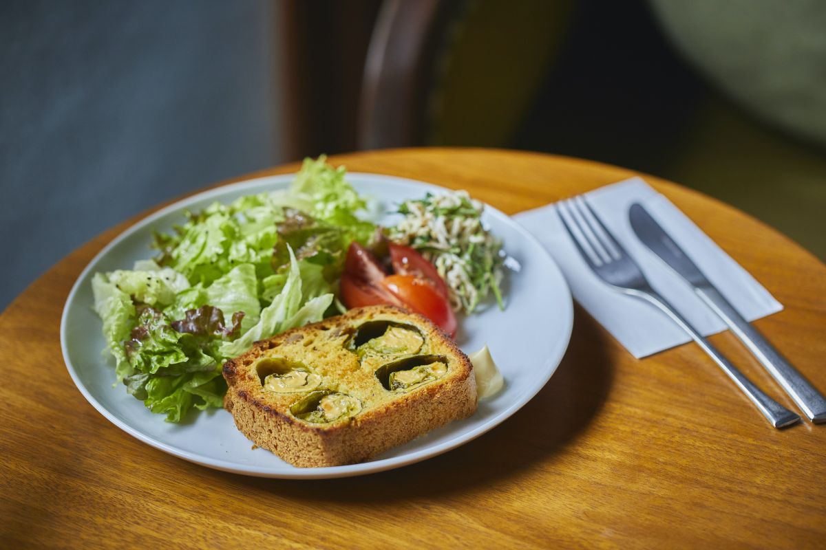 チーズとキャベツ巻きとツナのケークサレ ミニサラダ付き700円