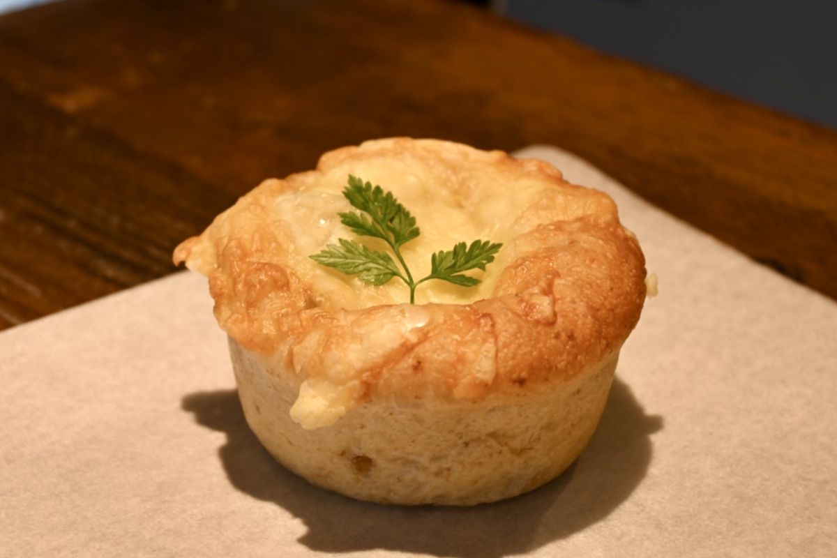 「豆腐カレーパン」 （320円）