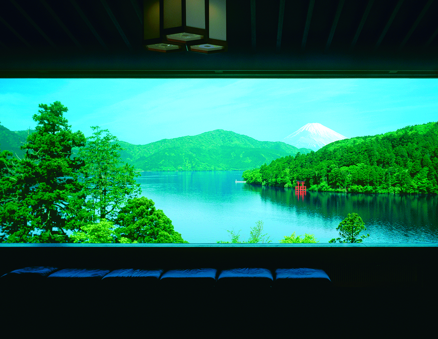 総長50mの窓から富士山を望む展望ラウンジ